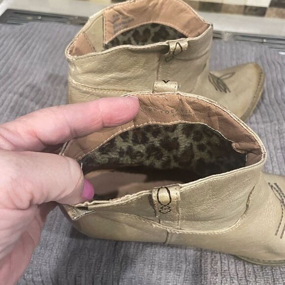 Very volatile Distressed Booties - Picture 5 of 6